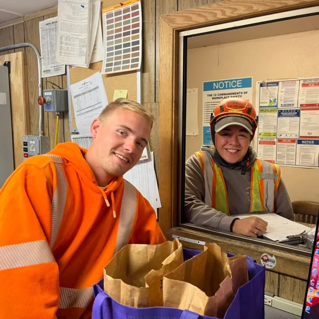 Day 2 of the Materials Group’s Employee Appreciation Week kicked off with a delicious breakfast at the Glens Falls Concrete Plant, followed by a stop at the Hartford Quarry, where we served up lunch for the hardworking Hartford and  Pattens Mills crews. It was another beautiful day celebrating our incredible team members! 

#employeeappreciation #jointagalusha #concrete #aggregates #trucking